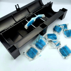 Mise en place de la pâte raticide AKANOID dans une boite sécurisée pour rat