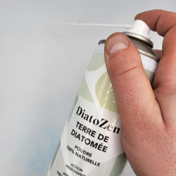 Éjection précise de terre de diatomée anti puce DIATOZEN grâce à la canule de précision