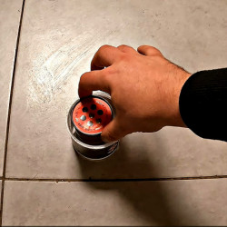 Mise en place du FUMICHOC mites textiles directement au sol de la pièce à traiter