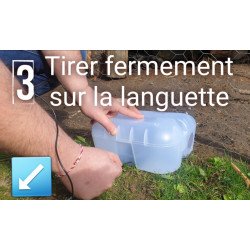 Refermez le piège à rat sécurisé "sécuriposte", tirez fermement sur la languette pour armer le piège.