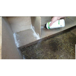 Application de la terre de diatomée directement dans les refuges des insectes (fissures, crevasses, etc.)