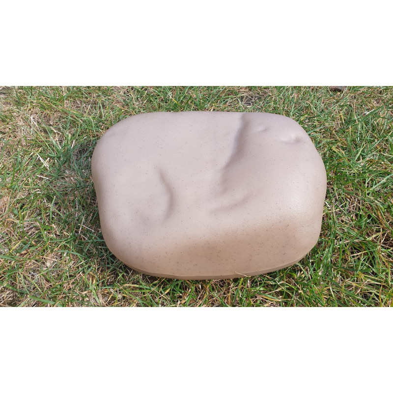 La boîte à appât en forme de rocher se dispose simplement au sol, idéalement sur les lieux de passage du rongeur.