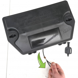 Cette languette permet d'armer le piège à rat sans ouvrir le capot du piège.