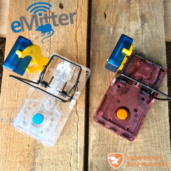 Emitter disposé sur une tapette à rat Gorilla Trap transparente (à gauche) ou classique (à droite)