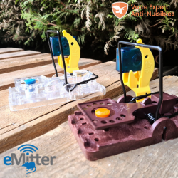 Vue de profil des pièges Gorilla Trap sur lesquels l'Imiter a été placé