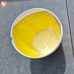 Plaque de glu installée dans e piège à entonnoir anti mites alimentaires.