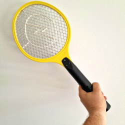 Raquette électrique anti guêpe et moustique contre mur