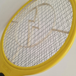 Raquette électrique anti guêpe et moustique avec zoom sur les grilles.
