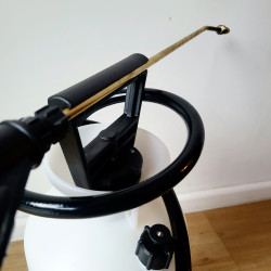 Rangement de la lance sur la poignée du pulvérisateur PROFI STAR 5 BIRCHMEIER (vue de 3/4)