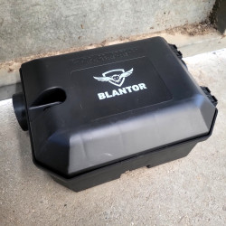 Piège à rat professionnel BLANTOR au pied d'un mur