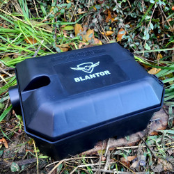 Piège à rat professionnel BLANTOR placé en extérieur dans un jardin