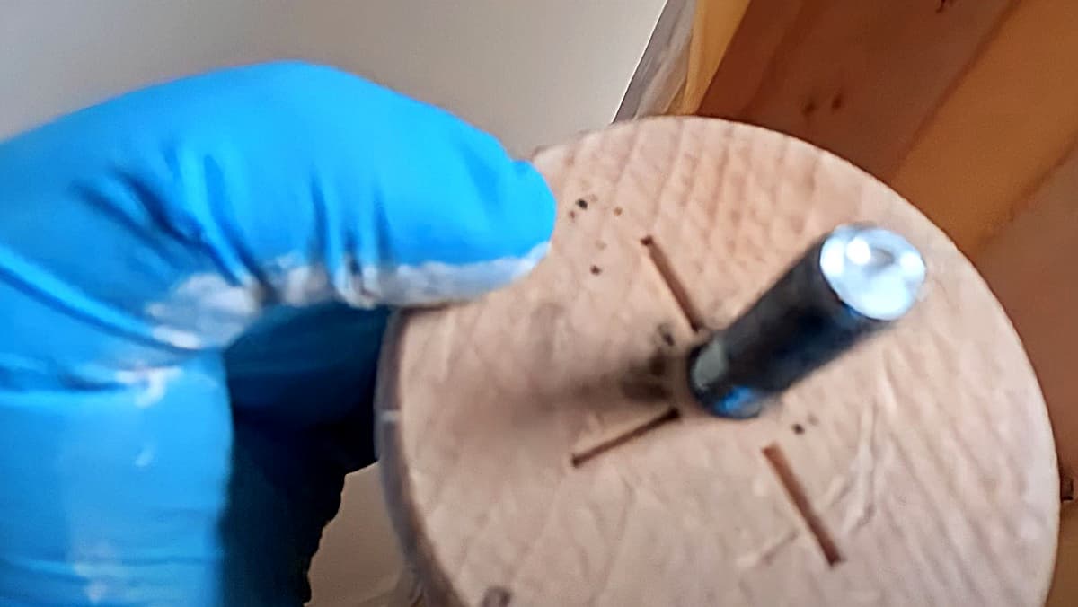 Trace d'excrément de punaise de lit sur un pied de lit