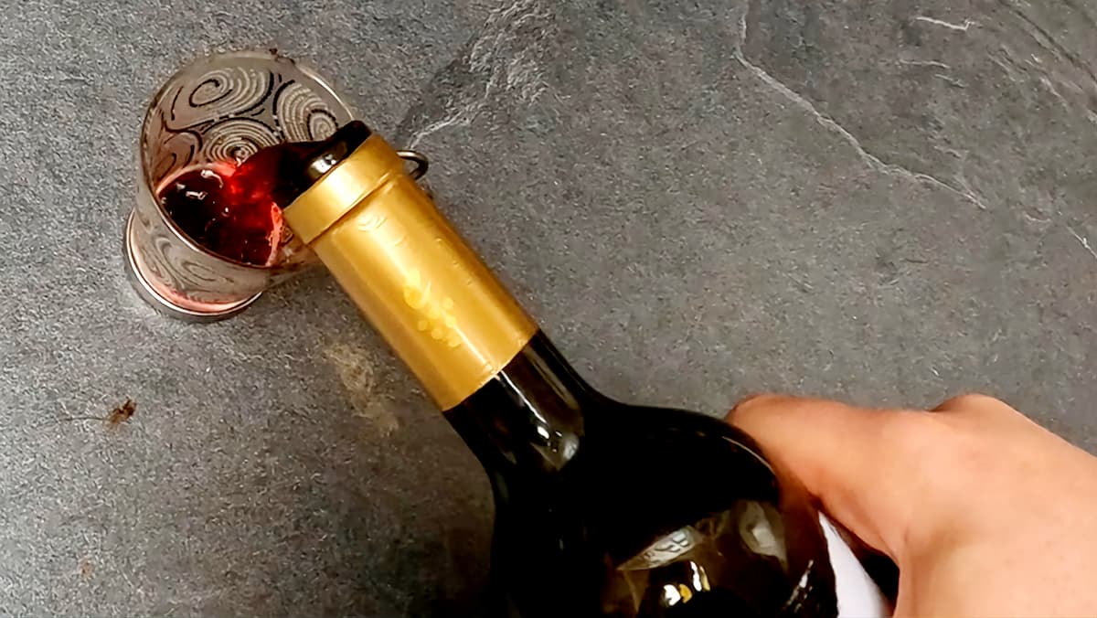 Verre de vin servi pour lutter contre les cafards et les blattes