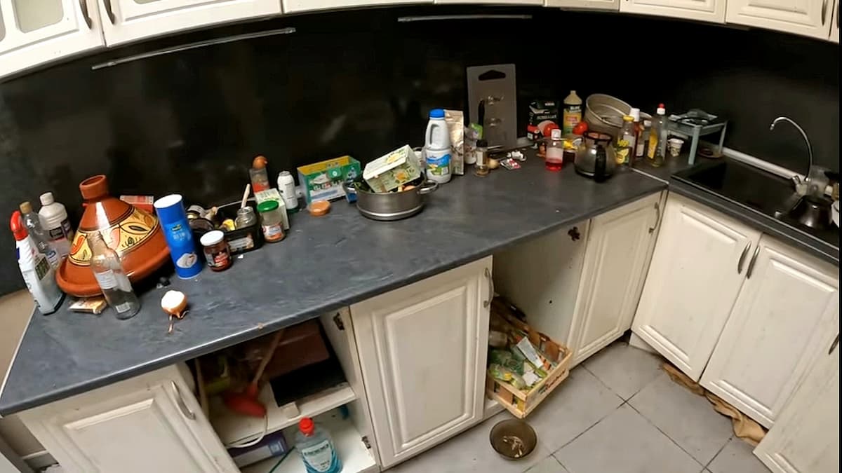 Cuisine sale avec de la nourriture à disposition pour les cafards