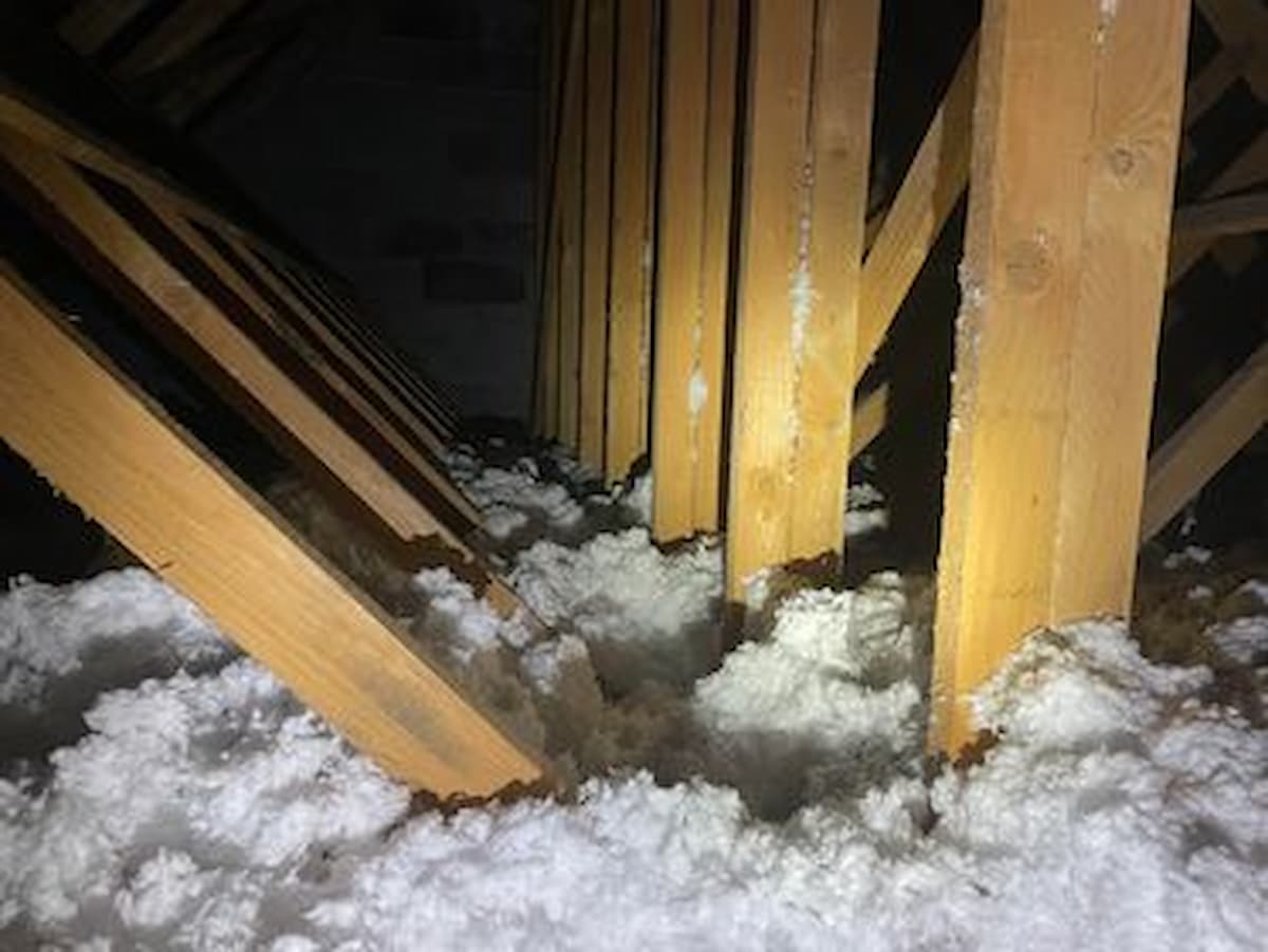 Combles éclairés avec laine de verre d'isolation