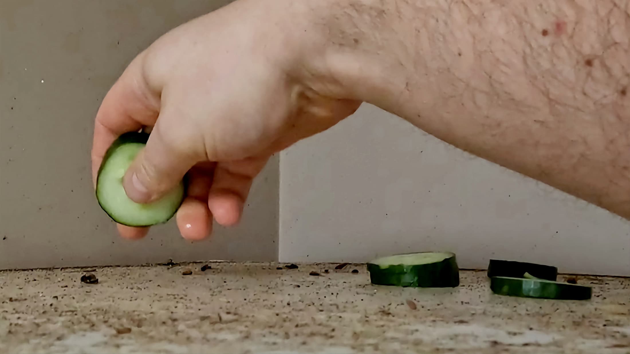 Rondelles de concombre disposées pour lutter contre des cafards