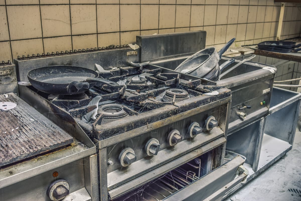 Cuisine très sale pouvant abriter des cafards