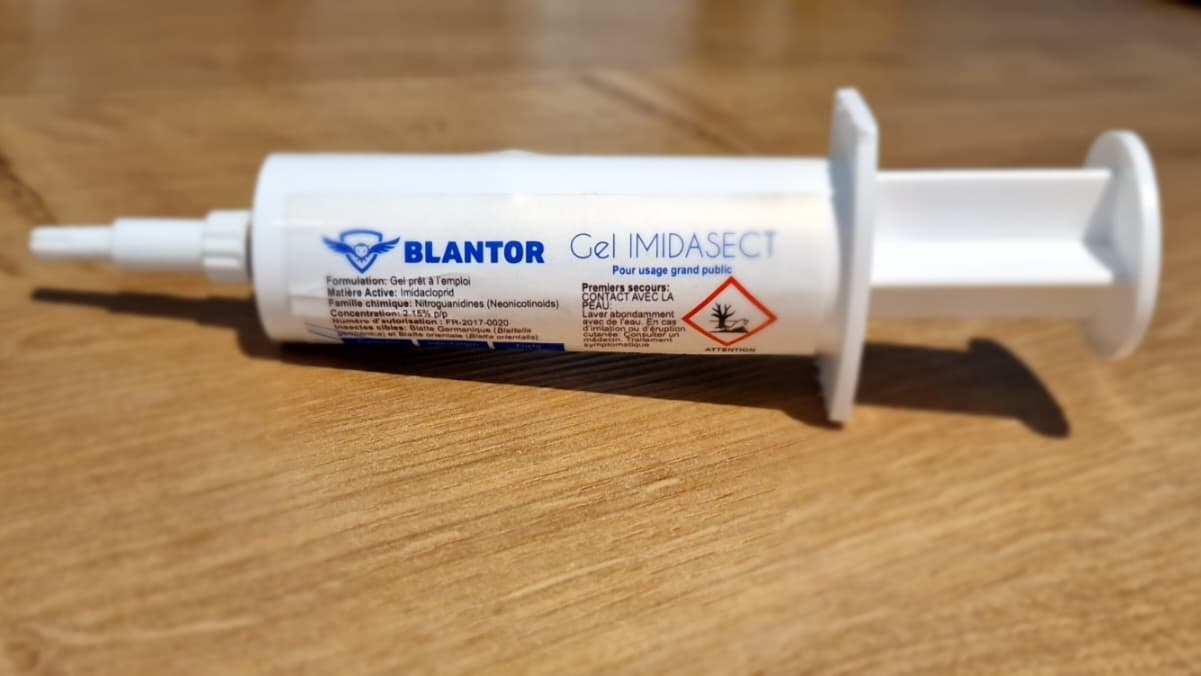 Seringue de gel Blantor, posée sur une table