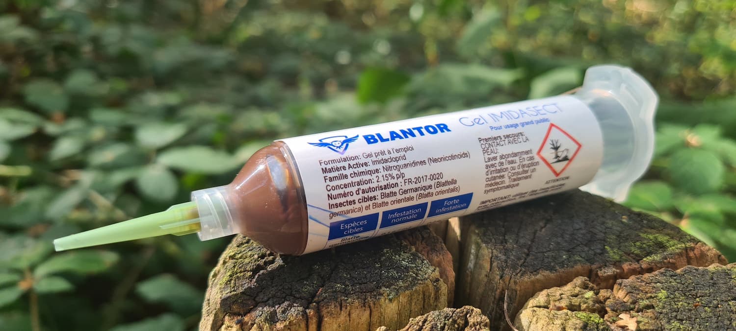 Seringue de gel Blantor posée sur une souche d'arbre