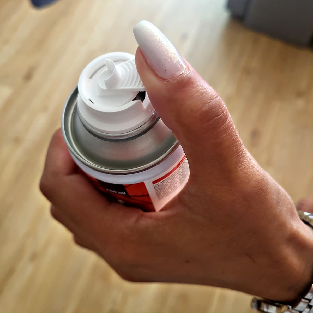 Enclenchement manuel du fumigène insecticide Clac One Shot