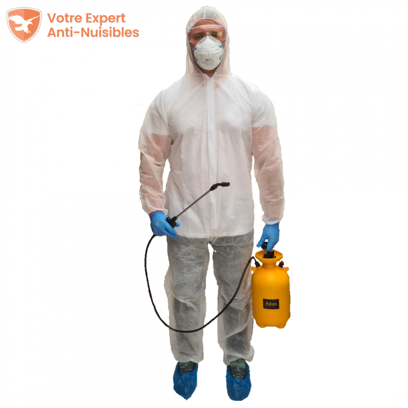 Désinsectiseur équipé de son matériel avant son passage à l'action