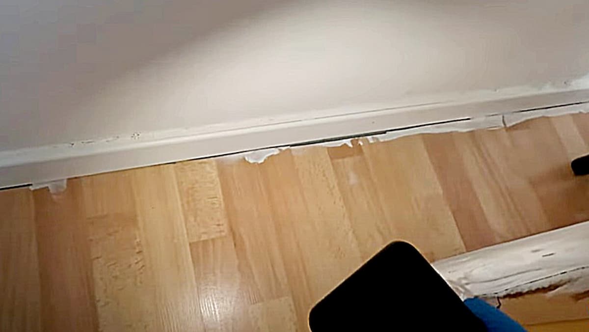 Plinthe en bois masquant la présence de punaises de lit