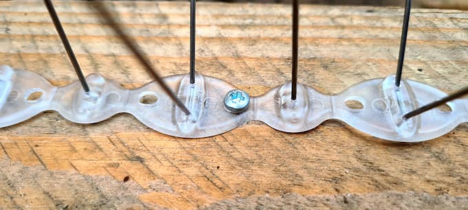 Illustration d’une bande de pics en forme de V avec un pic droit au centre modèle DEPIGEONNAL® ULTRA 2 professionnel