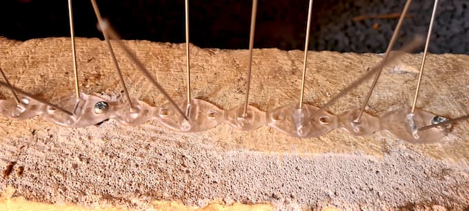 Pics anti-pigeons placés sur une rambarde d’un balcon - Surface lisse en aluminium