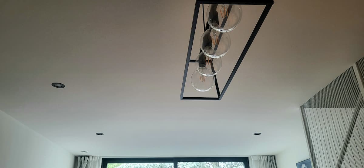 Faux plafond blanc abritant des souris