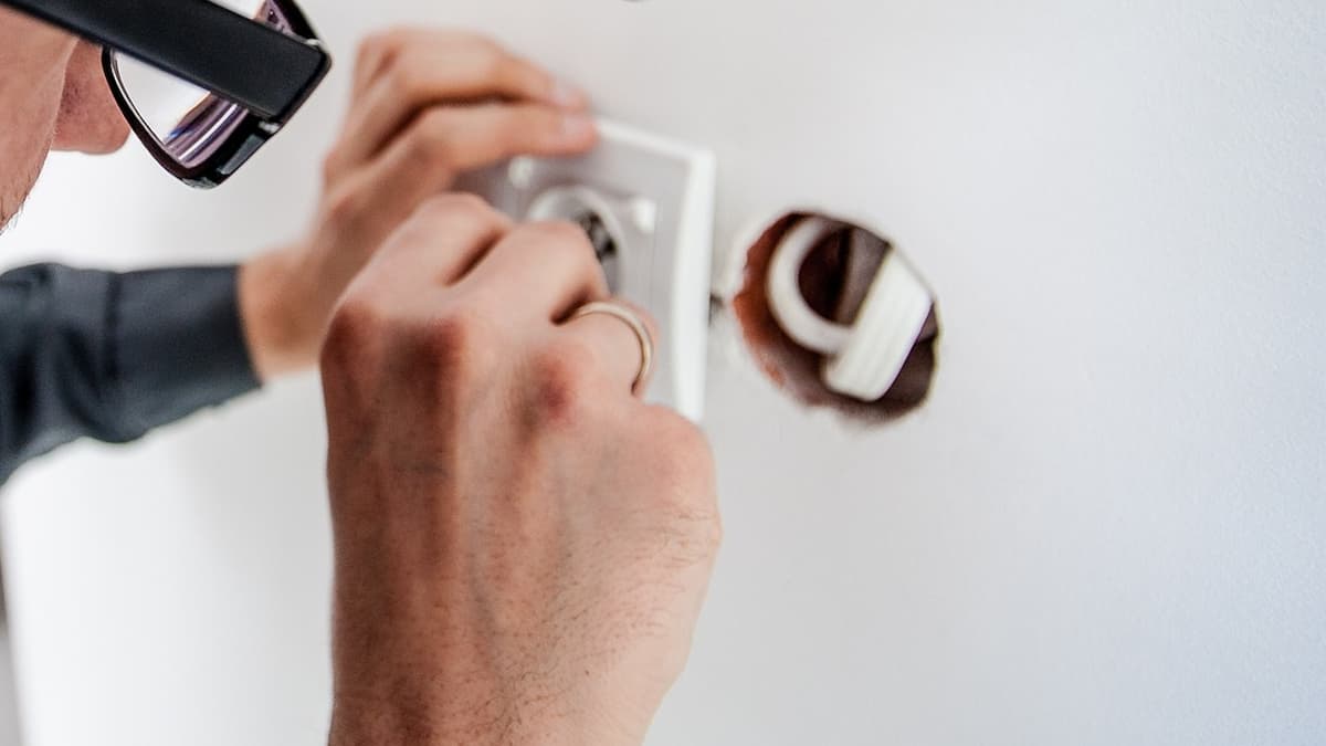 Démontage d'une prise électrique