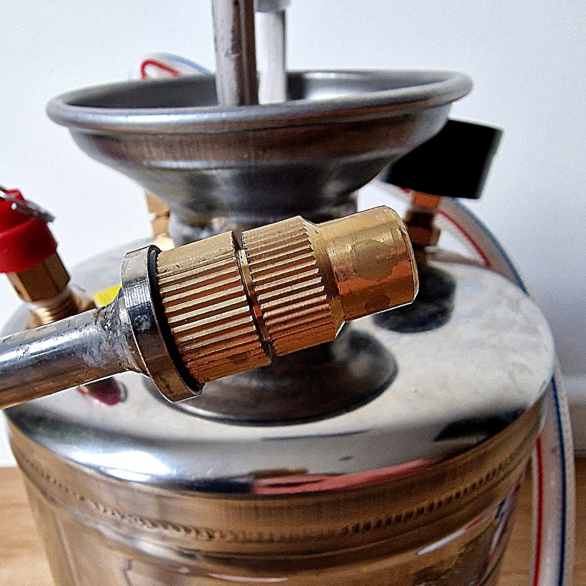 Zoom sur la buse en laiton à l'extrémité de la lance