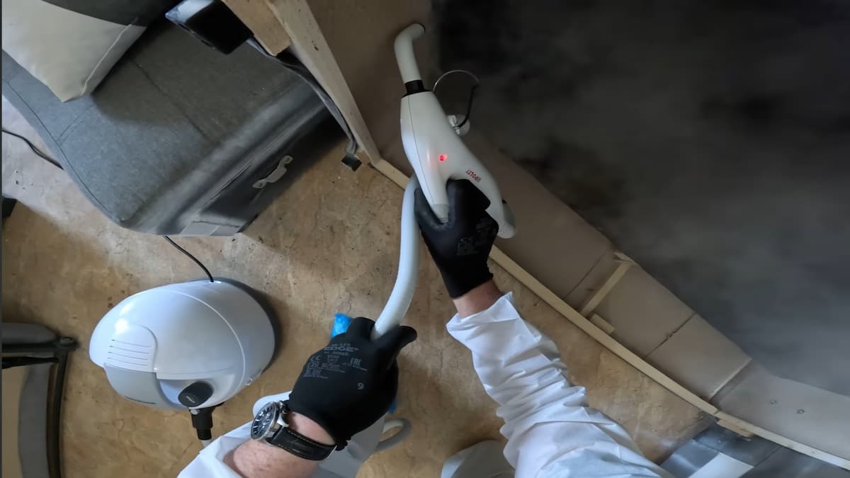 Traitement par vapeur sèche contre des punaises de lit sous un canapé