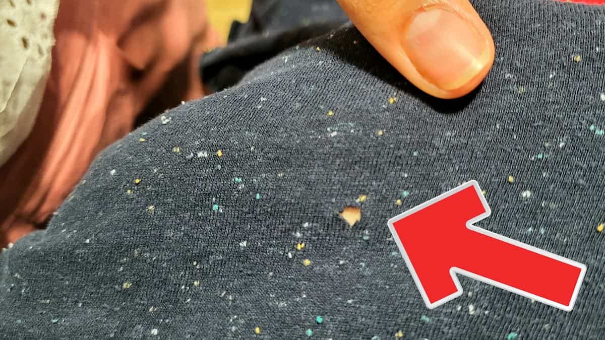 Trou de mite sur un t-shirt