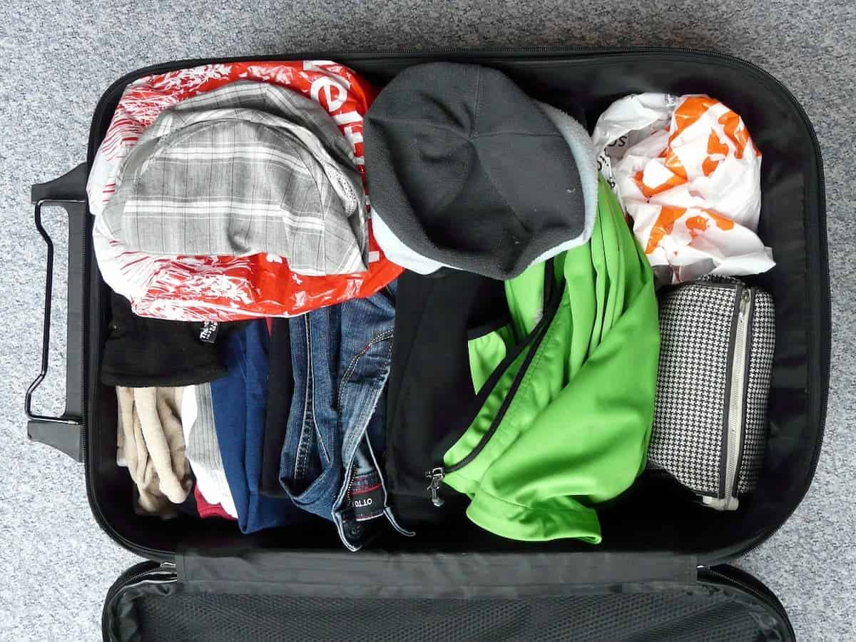 Valise ouverte contenant des effets personnels